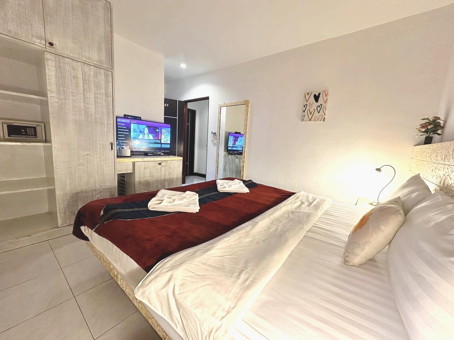 The Shades Hotel 50 Meter Beach Front Patong Extérieur photo