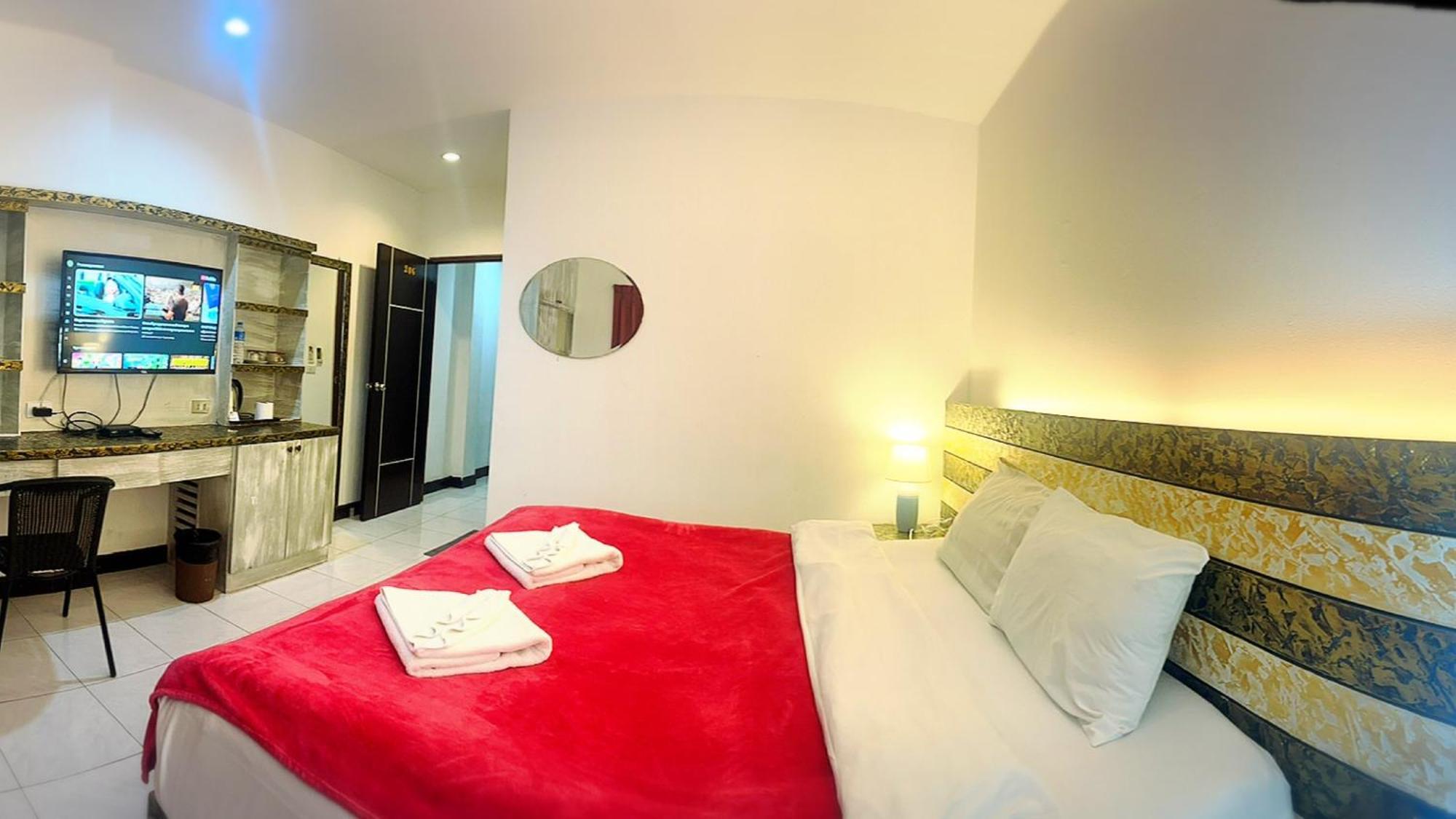 The Shades Hotel 50 Meter Beach Front Patong Extérieur photo